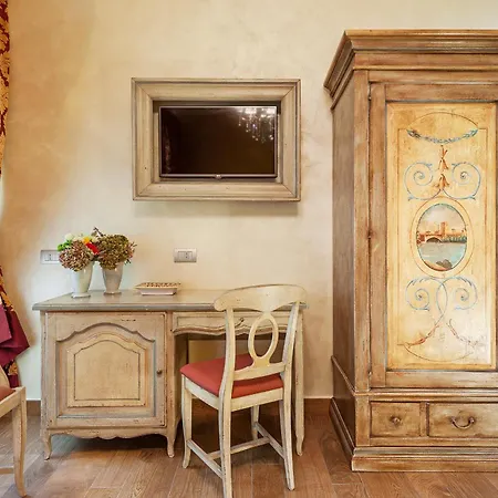 Relais Empire Bed & Breakfast 4*