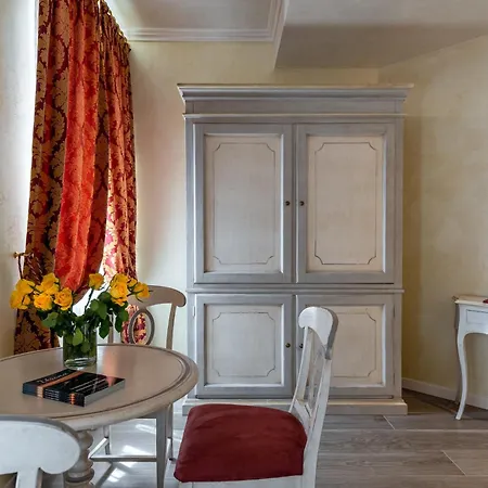Relais Empire Bed & Breakfast 4*