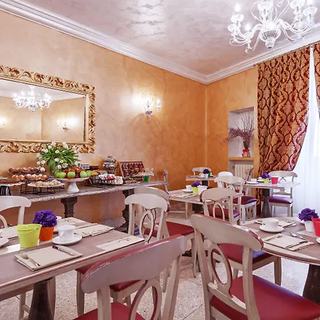 לינה וארוחת בוקר Relais Empire 4*